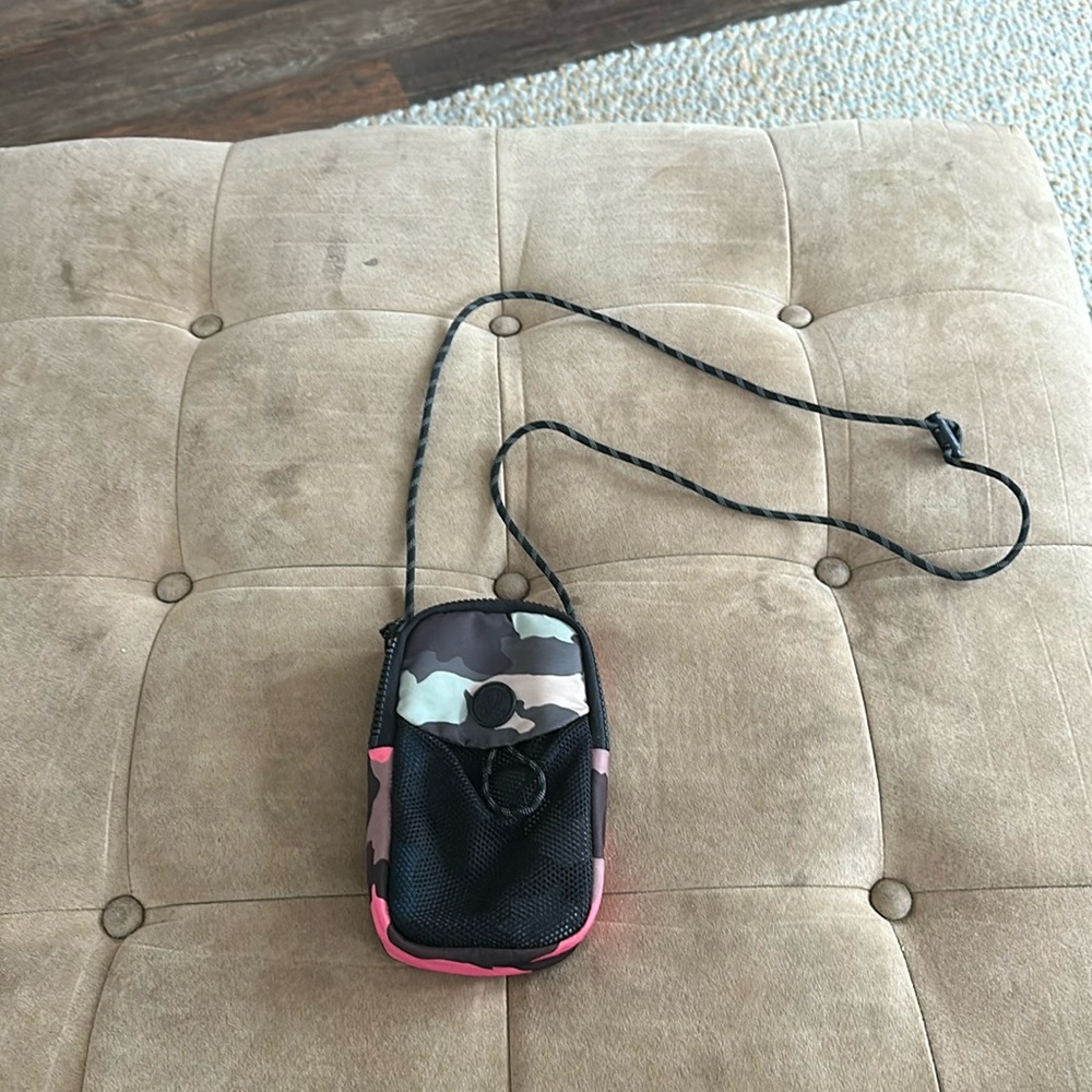 Lululemon cross body mini bag 
Camo print